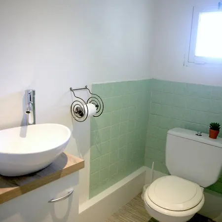 Peaceful 2-Bedroom Apartment With Vineyard View