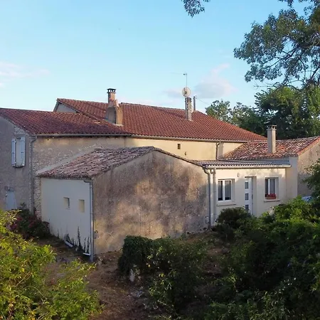 Peaceful 2-Bedroom Apartment With Vineyard View *